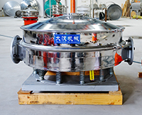 直排篩可分為單雙振動(dòng)源兩種，但其電機(jī)是懸掛在振動(dòng)篩框的外側(cè)，振動(dòng)理相對(duì)比較大。