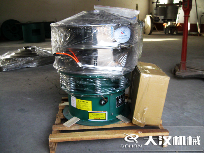 三氯蔗糖粉超聲波振動篩采用不銹鋼+碳鋼材質(zhì)的產(chǎn)品能夠更好的節(jié)省成本，同時能夠達(dá)到想要的篩分效果。