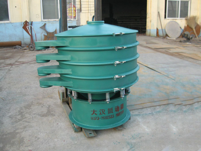 直徑1000型振動(dòng)篩除了有碳鋼材質(zhì)其還有不銹鋼+碳鋼，以及全不銹鋼的選擇，用戶(hù)可根據(jù)用戶(hù)物料的性質(zhì)不同可進(jìn)行選擇。