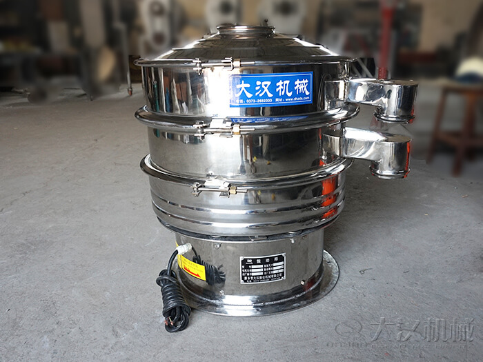 醫(yī)藥振動(dòng)篩主要采用的是304不銹鋼振動(dòng)篩，優(yōu)勢：設(shè)備干凈衛(wèi)生，不易生銹，使用壽命長久，經(jīng)久耐用。